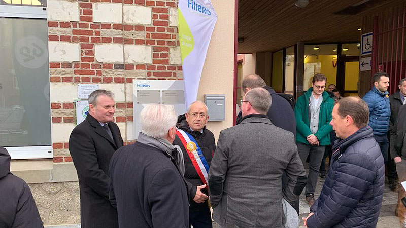 Des personnalités discutent devant l'entrée du centre de Berles